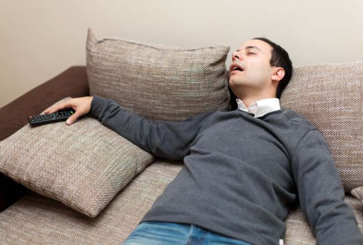 Effetti negativi sulla salute del sonno davanti alla televisione