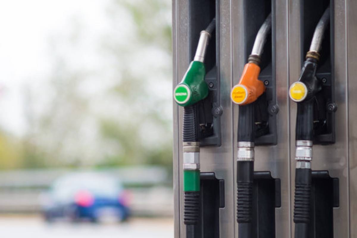 Il prezzo della benzina sta scendendo