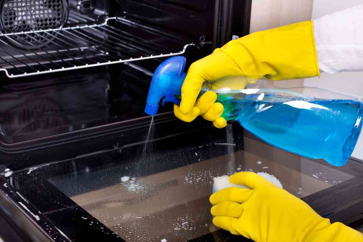 tecniche per pulire il forno